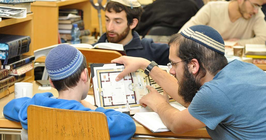 חונך לומד עם חניך